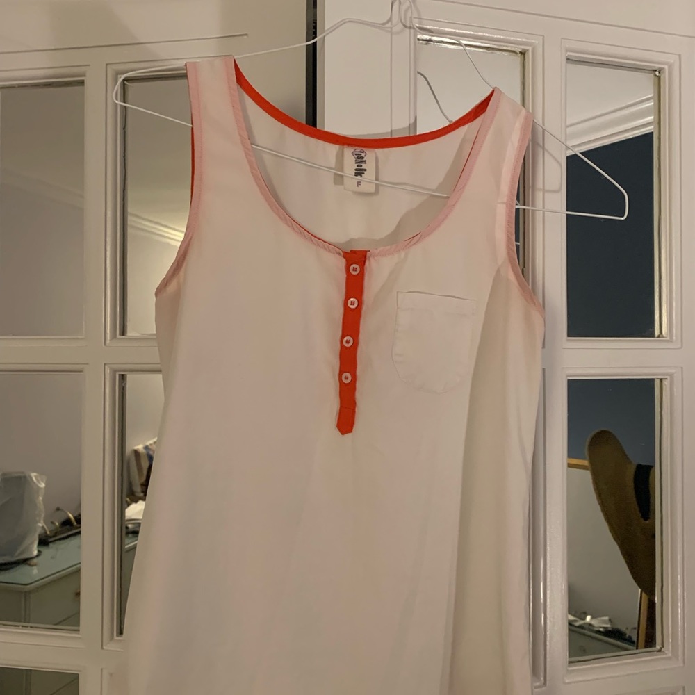 Tshirt - stretchy material. Fits well